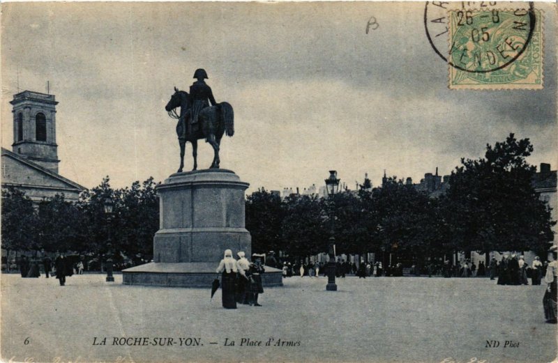 CPA La ROCHE-sur-YON - La Place d'Armes (636915)