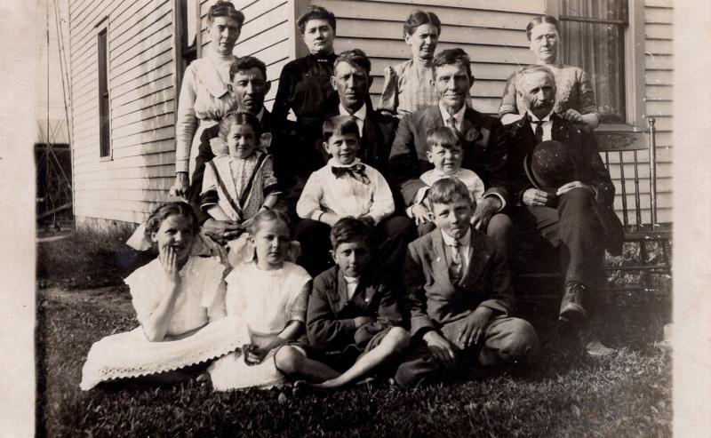 US    PC1572 RPPC -  FAMILY SCENE   EARLY 1900'S