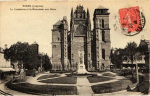 CPA RODEZ - La Cathédrale et le Monument aux Morts (109627)