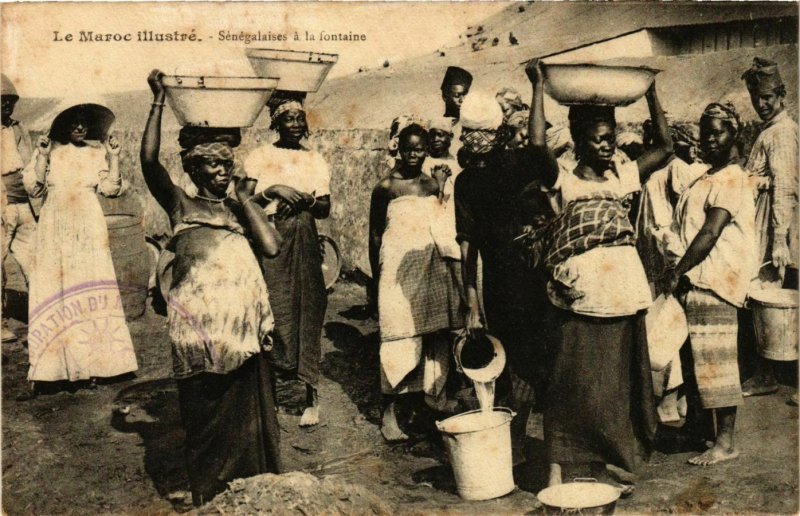 CPA AK Senegalaises a la Fontaine - Types - Folklore MAROC (964320)