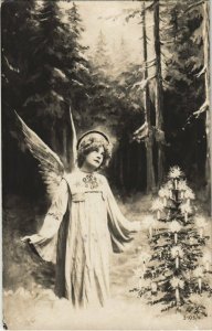 CPA AK Angel with a Christmas Tree in the Forest ANGELS (777460)