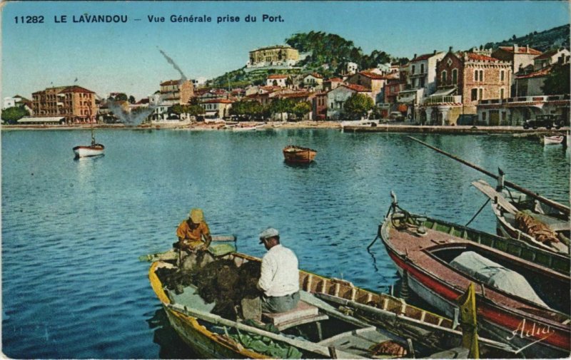 CPA LE LAVANDOU Vue Generale prise du Port (1111338)