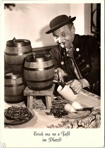 VINTAGE CONTINENTAL SIZE POSTCARD POURING A BREW WITH A SMILE MUNICH GERMANY '53