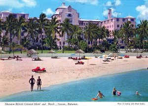 VINTAGE POSTCARD CONTINENTAL SIZE SHERATON BRITISH COLONIAL HOTEL & BEACH NASSAU