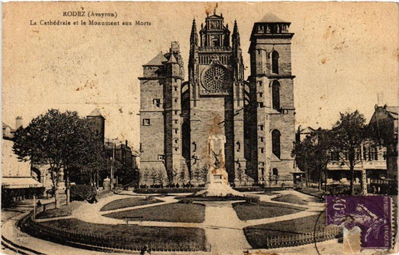 CPA RODEZ - La Cathédrale et le Monument aux Morts (475240)