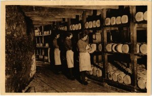 CPA ROQUEFORT - Caves de la Rue Revirage du fromage (109730)