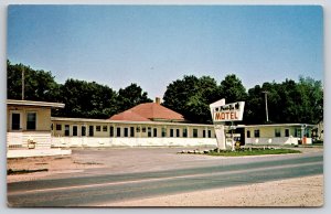 Roadside~Park-Vu Motel Street View Jackson Minnesota~Vintage Postcard