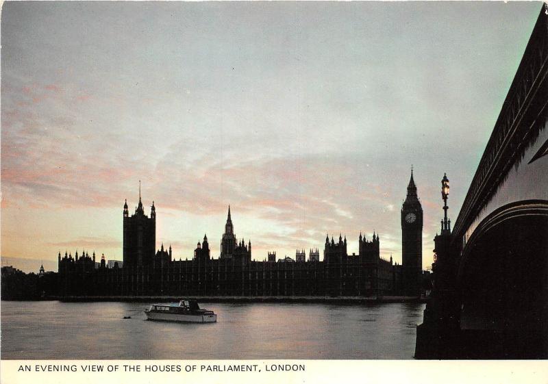 B87461 an evening view of the houses of parliament ship bateaux london  uk