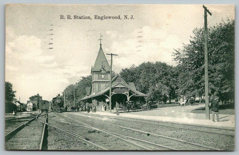 Englewood NJ~Railroad Station~Train Depot~Crowded Platform~Houses~Natural?~1908 