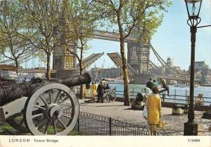 BR91041 london tower bridge cannon  uk