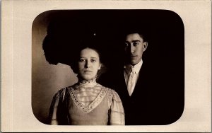 1920s WELL DRESSED COUPLE WITH FANCY HATS RPPC PHOTO POSTCARD 36-142