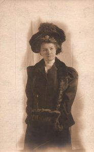 VINTAGE POSTCARD WOMAN ELEGANTLY DRESSED WITH MATCHING HAT AND PURSE (1904-1918)