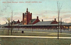 CEDAR RAPIDS IOWA~UNION RAILROAD PASSENGER STATION-TRACKS-PLATFORM 1907 POSTCARD