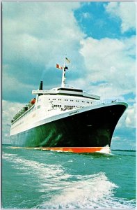 VINTAGE POSTCARD CUNARD LINE'S QUEEN ELIZABETH 2 OCEAN LINER AT CLOSE VIEW