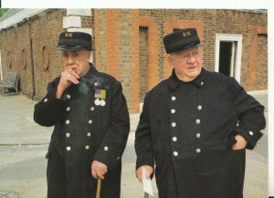 London Postcard - Chelsea Pensioners In Grounds of Royal Hospital - Ref 18763A 