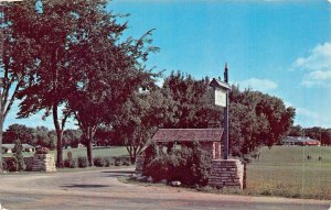 DELEVAN WISCONSIN~LAKE LAWN LODGE-BEAUTIFUL ENTRANCE & GOLF COURSE POSTCARD
