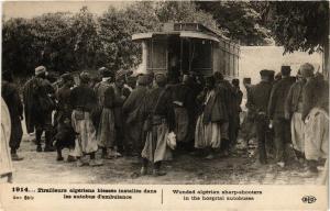 CPA AK PARIS Tirailleurs algériens blessés installés dans les autobus (676133)