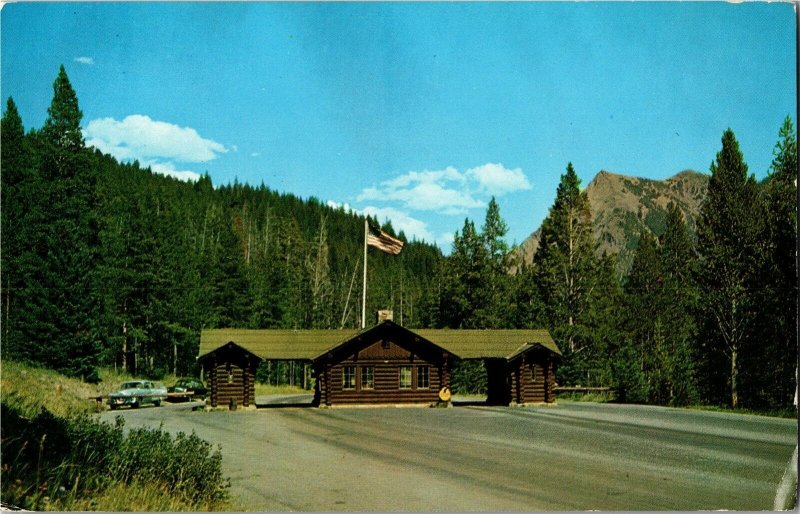 Checking Station NE Entrance to Yellowstone WY Vintage Postcard G40
