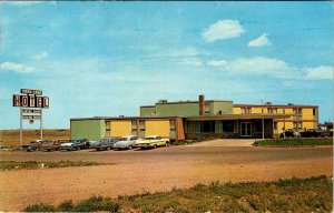 Postcard HOTEL SCENE Medicine Hat Alberta AB AK9615