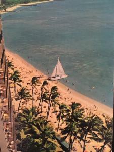 Postcard The Outrigger Hotel on Waikiki Beach, Honolulu, Hawaii.   Y2