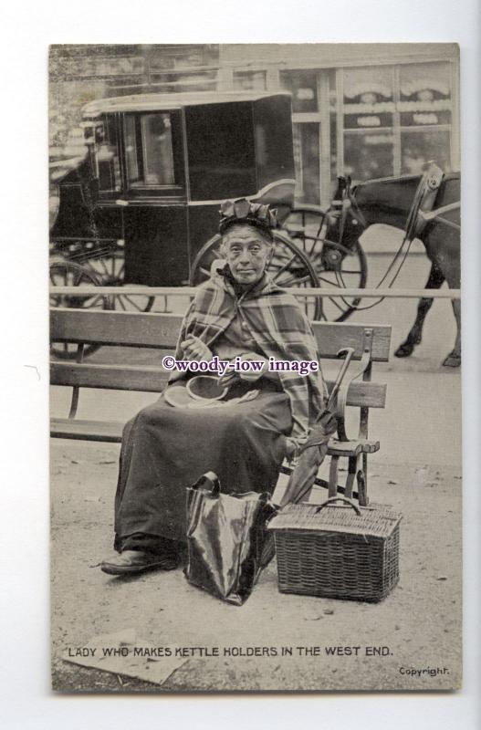 su3331 - An Old Lady who makes & sells Kettle Holders in the West End - postcard