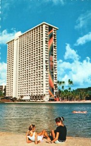 USA Hawaii Hilton Hawaiian Village Honolulu Chrome Postcard 04.02