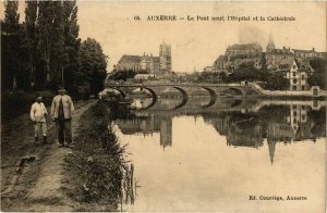 CPA Auxerre - Le Pont Neuf - L'Hopital et la Cathedrale FRANCE (960510)