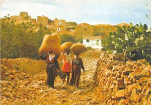 BG9392 arab villagers on their way back types folklore women  israel