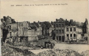 CPA Arras-Place de la Vacquerie, entrée de la rue du Coq d'Or (46305)