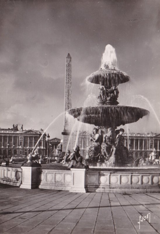 France Paris Une des fontaines de la Place dela Concorde et l'Obelisque ...