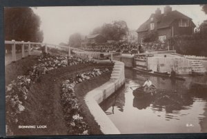 Berkshire Postcard - Sonning Lock   T2997