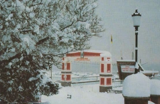 Southend On Sea Essex 1980s Disaster Pier Gate Arctic Christmas Snow Postcard