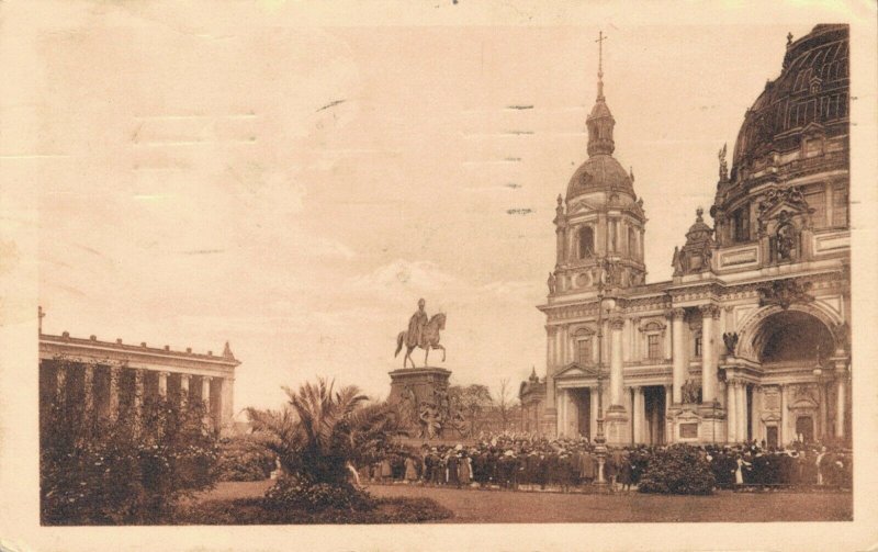 Germany Berlin Mittagskonzert im Lustgarten am Denkmal Friedrich Wilhelms 03.08