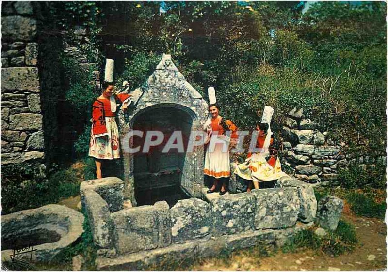 Postcard Modern Brittany Bigoudennes near a Vieille Fontaine Folklore