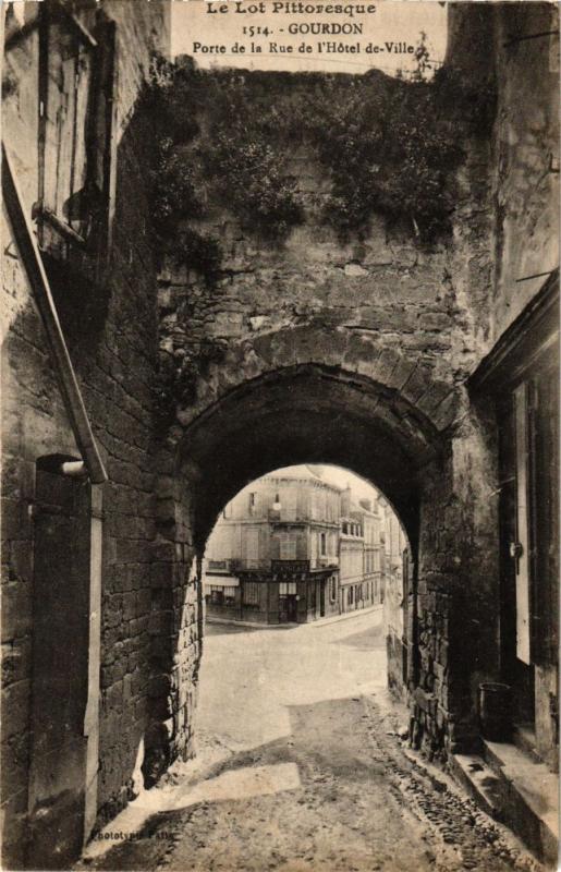 CPA GOURDON - Porte de la Rue de l'Hotel-de-Ville (224052)