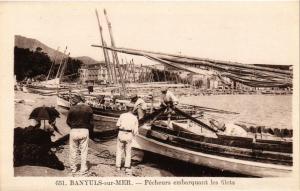 CPA BANYULS-sur-MER Pecheurs embarquant les filets (375939)