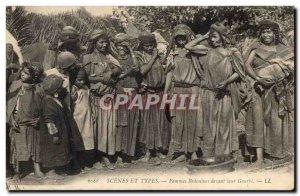 Algeria Old Postcard scenes and kinds bedouin women in front of their hut