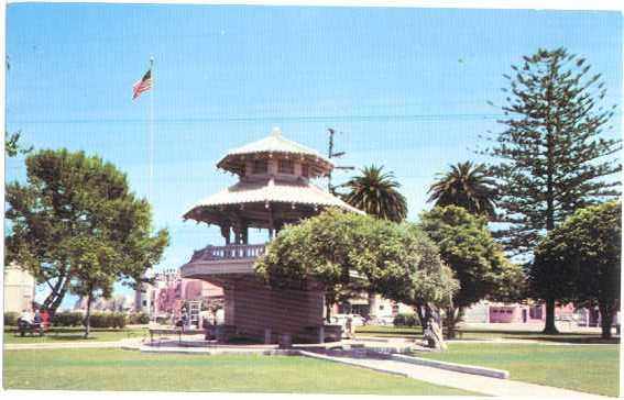 Oxnard Plaza in Midtown Park in Oxnard, California, CA,  Chrome