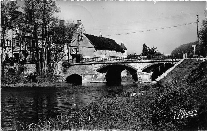 BR8089 Chablis Pont de la Maladiere sur le Serein  france