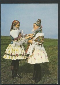 Slovakia Postcard - Kroje Slovacka - Devce a Nevesta v Obradnim Kroji RR2170