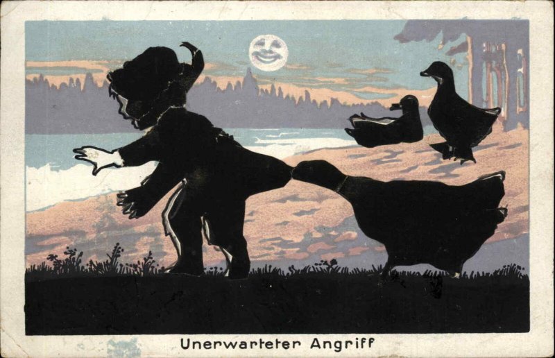 FANTASY Moon Looks On as Goose Attacks Child Unerwarteter Angriff c1910 PC