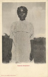 PC CPA MADAGASCAR, FEMME ANTAIMORO, Vintage Postcard (b14040)