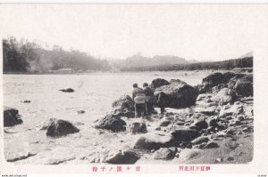 JAPAN , 1910 ; People at coast