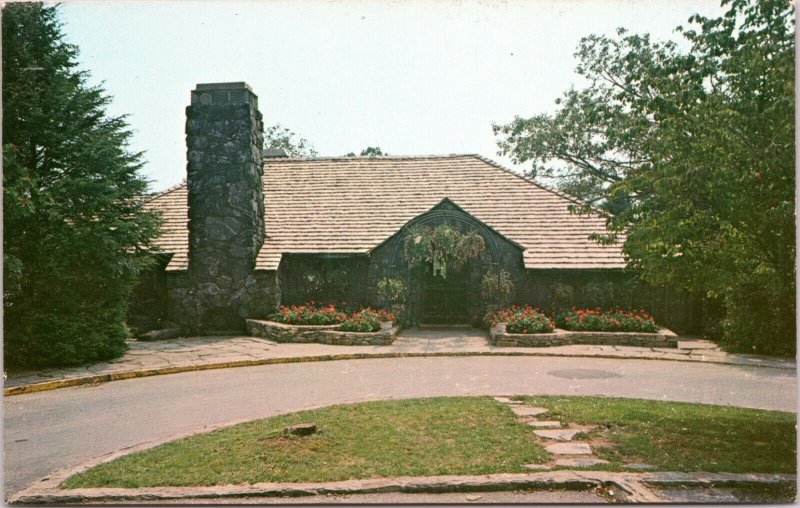 postcard  North Carolina - Entrance to the Rock and Rock Gift Shop, Blowing Rock