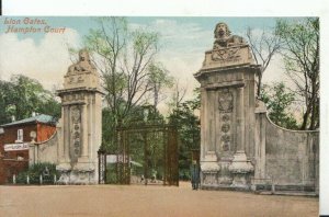 Middlesex Postcard - Lion Gates - Hampton Court Palace - Ref 18700A