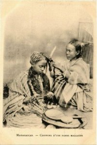 CPA AK Coiffure d'une femme Malgache. MADAGASCAR (626423)