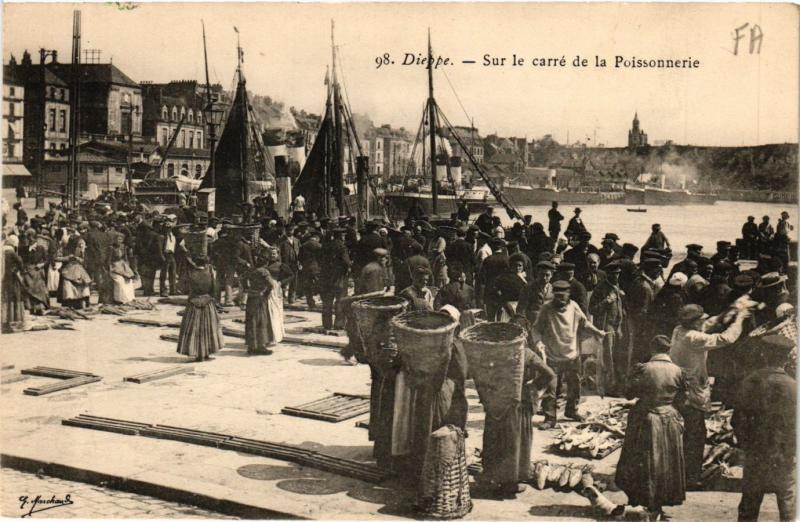 CPA DIEPPE-Sur le carrée de la Poissonnerie (347285)