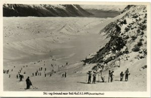 PC CPA NEW ZEALAND, SKIING GROUND NEAR BALL HUT, Vintage Postcard (b27164)