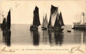 CPA BOULOGNE-sur-MER La Sortie des bateaux de Peche (405855)