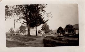 US    PC1569  RPPC -  HOME ON RURAL ROAD  EARLY 1900'S